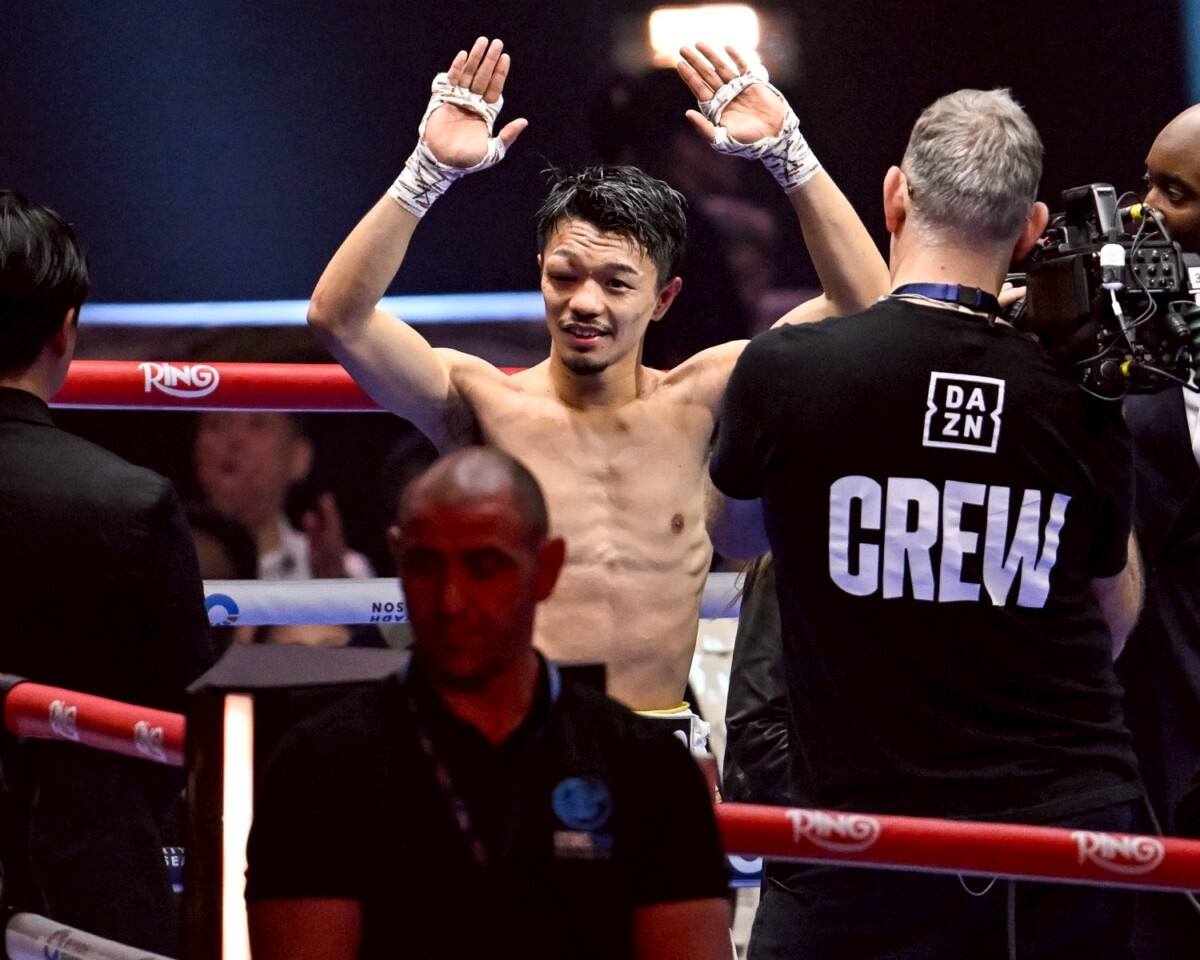 判定勝利した中谷潤人の腫れた右目が痛々しい（写真・山口裕朗）