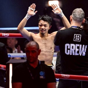 判定勝利した中谷潤人の腫れた右目が痛々しい（写真・山口裕朗）