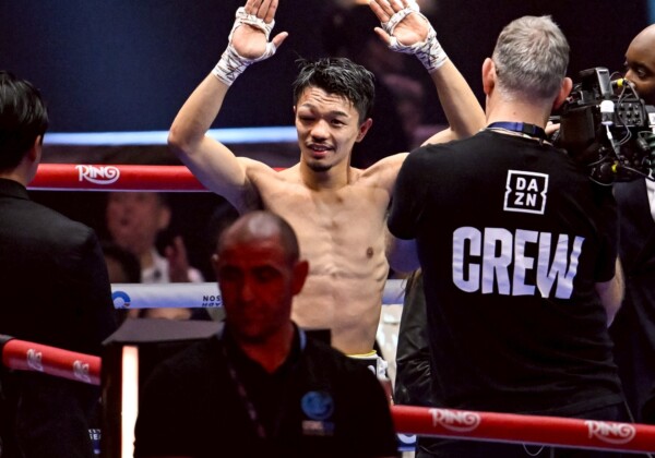 判定勝利した中谷潤人の腫れた右目が痛々しい（写真・山口裕朗）