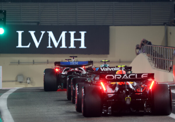 角田裕毅が公式予選でフェルスタッペンをアシストする走りを見せた（写真・Getty Images / Red Bull Content Pool)