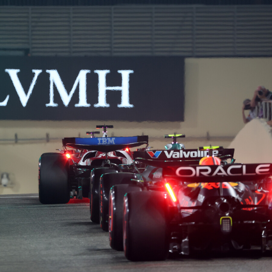 角田裕毅が公式予選でフェルスタッペンをアシストする走りを見せた(写真・Getty Images / Red Bull Content Pool)