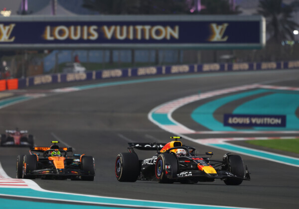 角田裕毅（右）がフェルスタッペンの総合優勝をアシストするためにノリス（左）の猛追を防ごうと試みたが…（写真・Getty Images / Red Bull Content Pool)