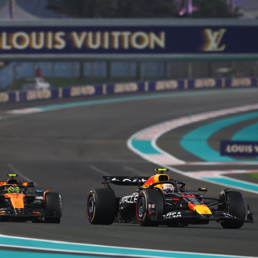 角田裕毅(右)がフェルスタッペンの総合優勝をアシストするためにノリス(左)の猛追を防ごうと試みたが…(写真・Getty Images / Red Bull Content Pool)