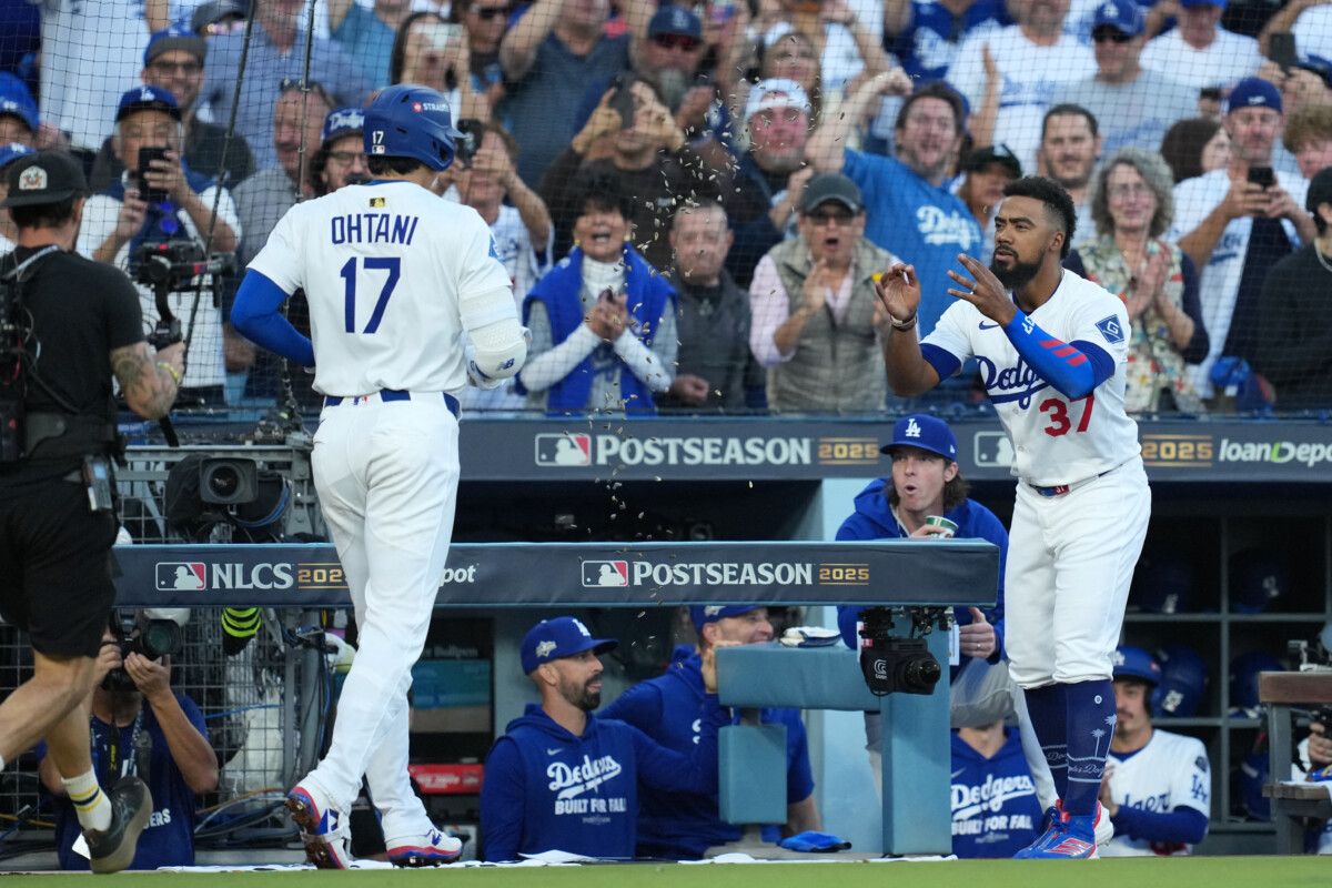 来年はテオスカーが大谷に「ひまわりの種シャワー」を浴びせる恒例儀式が見られなくなる？！（写真：Imagn/ロイター/アフロ）