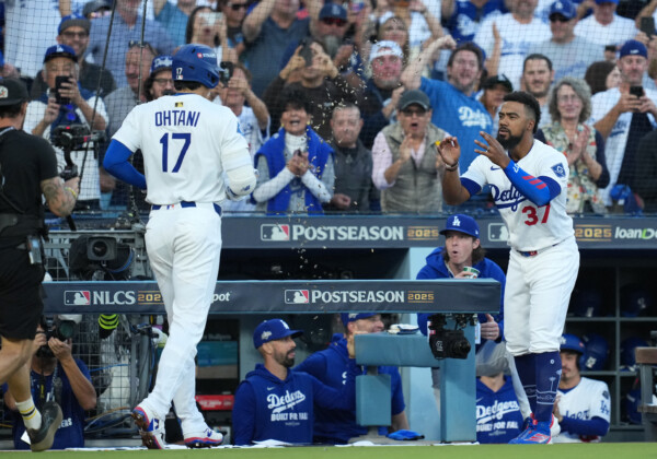 来年はテオスカーが大谷に「ひまわりの種シャワー」を浴びせる恒例儀式が見られなくなる？！（写真：Imagn/ロイター/アフロ）