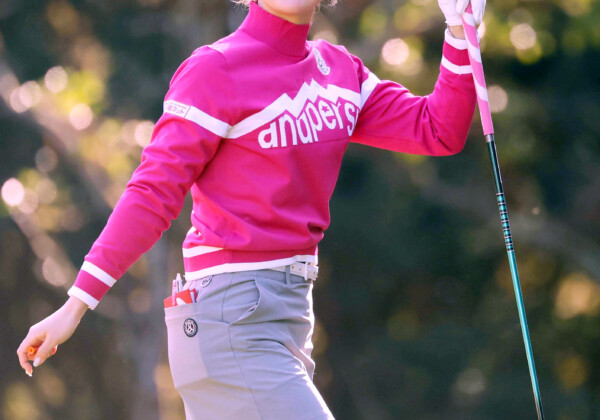 人気女子ゴルファーの都玲華が30歳年上コーチとの“禁断交際”を認めて謝罪、関係解消を直筆文で報告した(写真・スポーツ報知/アフロ）