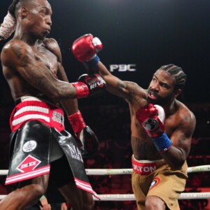 フルトン（右）のパンチはフォスターに当たらなかった（PBC公式Xより）