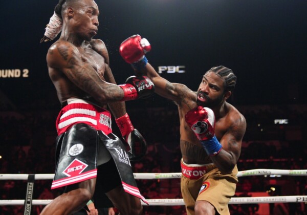 フルトン（右）のパンチはフォスターに当たらなかった（PBC公式Xより）