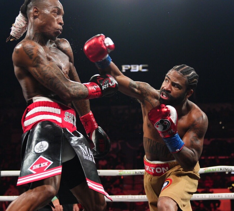 フルトン(右)のパンチはフォスターに当たらなかった(PBC公式Xより)