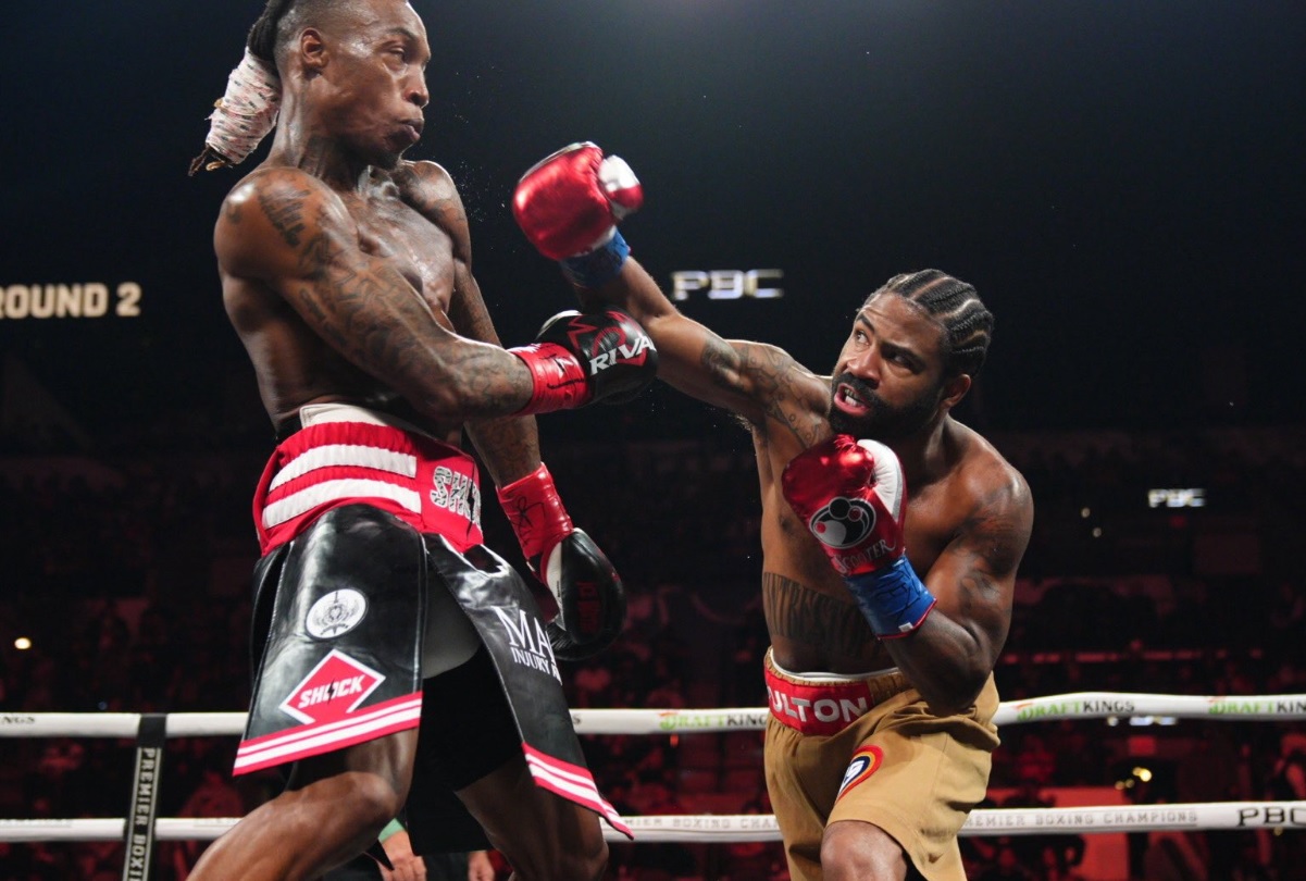 フルトン（右）のパンチはフォスターに当たらなかった（PBC公式Xより）