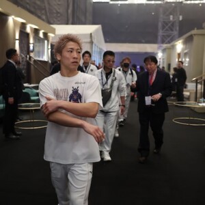 リングチェックのため控室を出た井上尚弥。この後控室に戻ってバンテージいちゃもん事件に巻き込まれた（写真・Mark Robinson/Matchroo））