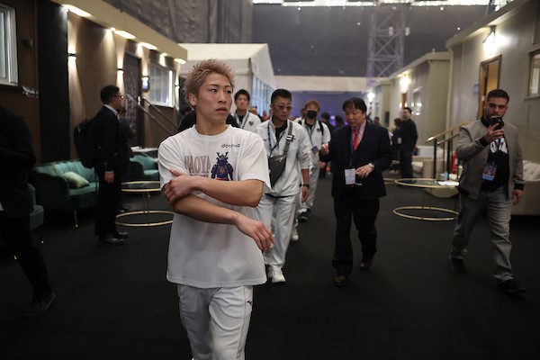 リングチェックのため控室を出た井上尚弥。この後控室に戻ってバンテージいちゃもん事件に巻き込まれた（写真・Mark Robinson/Matchroo））