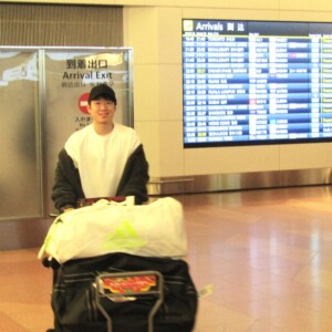 失意の世界戦中止後にドバイでリフレッシュして拳四朗が帰国した