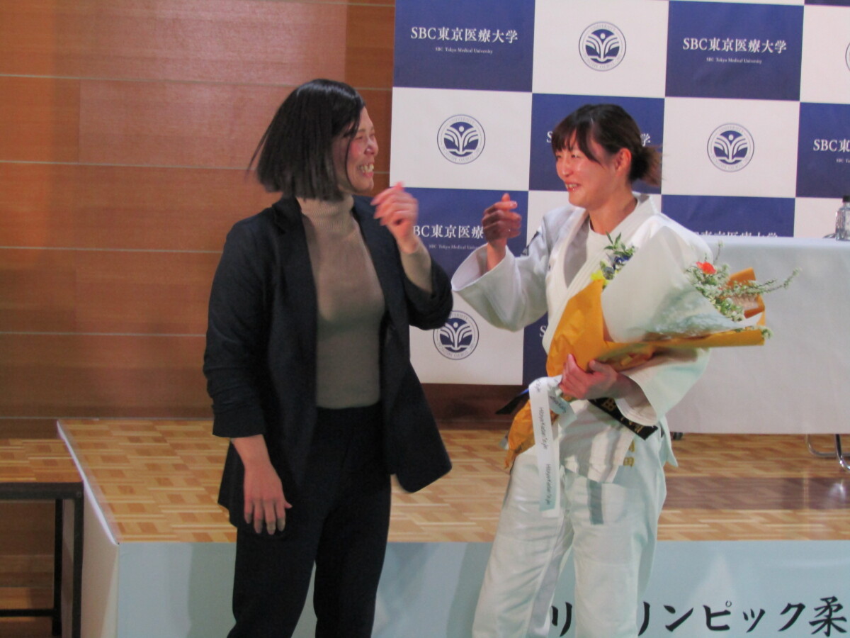 角田夏美はサプライズで花束をもってかけつけた今井コーチと号泣して抱擁。そしてともえ投げ…