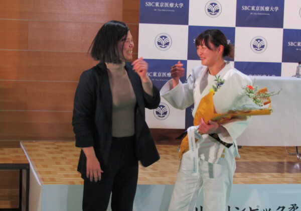 角田夏美はサプライズで花束をもってかけつけた今井コーチと号泣して抱擁。そしてともえ投げ…