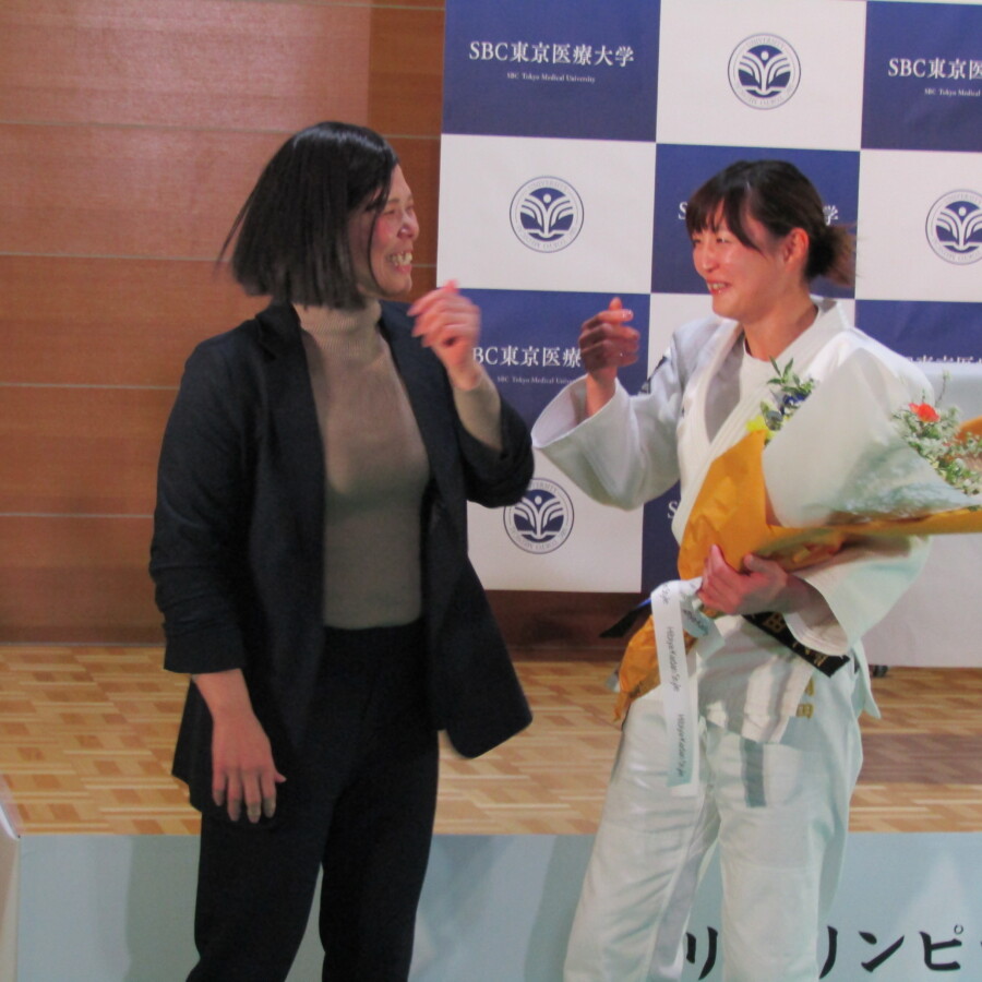 角田夏美はサプライズで花束をもってかけつけた今井コーチと号泣して抱擁。そしてともえ投げ…