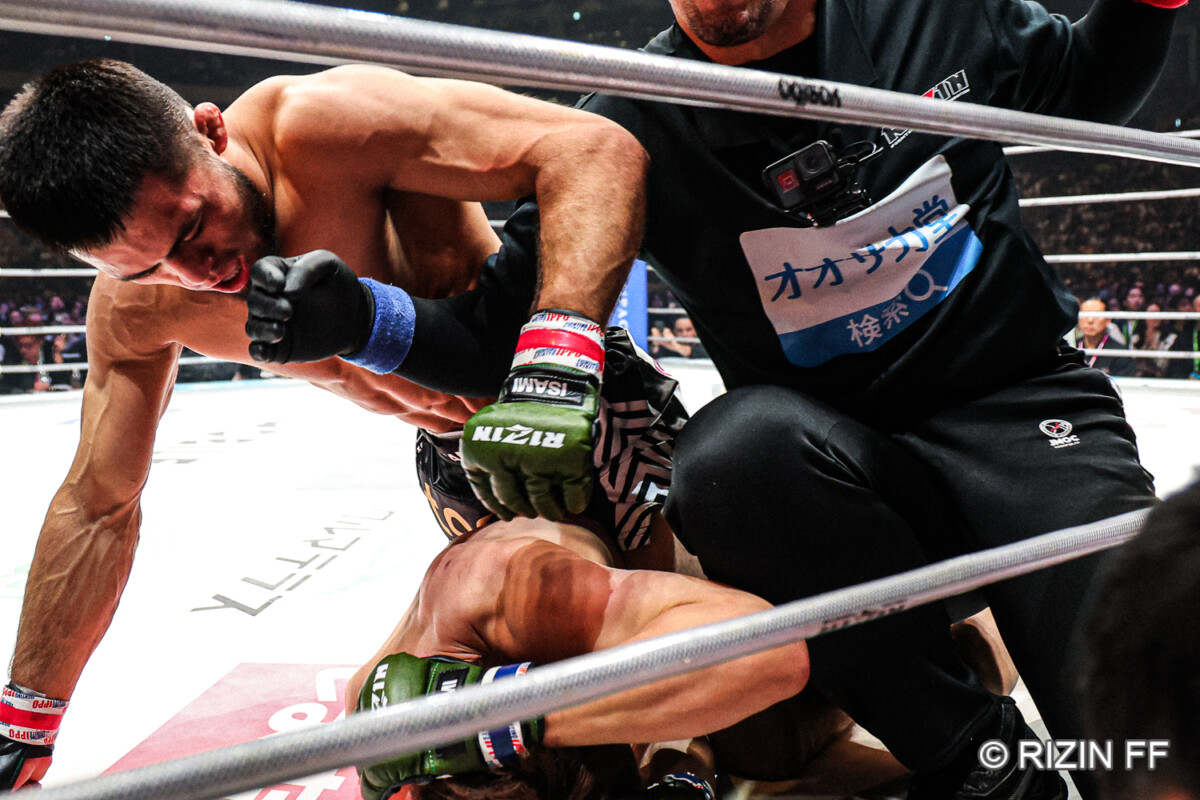 朝倉未来はバックマウントを取られて滅多打ちに合う（写真・RIZIN FF)
