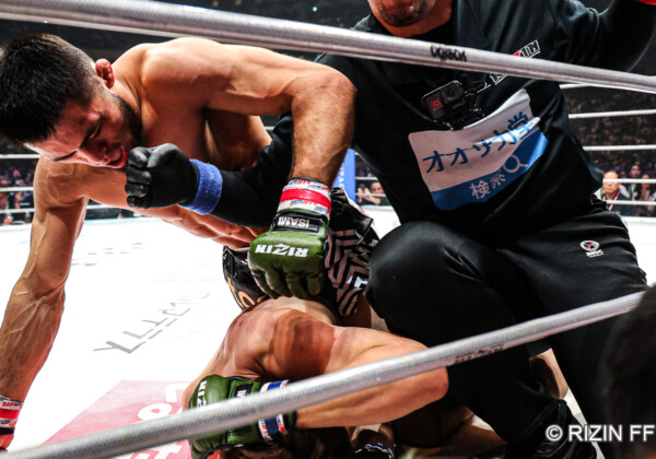 朝倉未来はバックマウントを取られて滅多打ちに合う（写真・RIZIN FF)