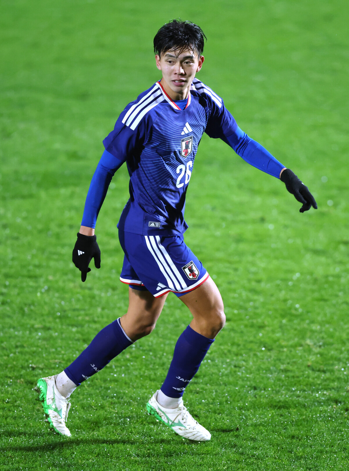 日韓戦でセットプレーからのこぼれ球をフォローして先制ゴールを決めたＤＦ小泉佳絃。明治大2年だ（写真：PA Images/アフロ）