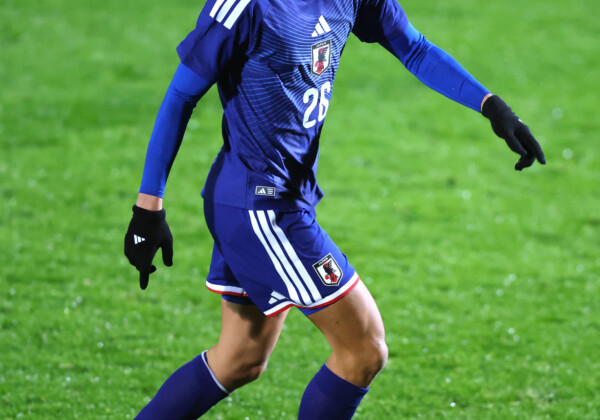 日韓戦でセットプレーからのこぼれ球をフォローして先制ゴールを決めたＤＦ小泉佳絃。明治大2年だ（写真：PA Images/アフロ）