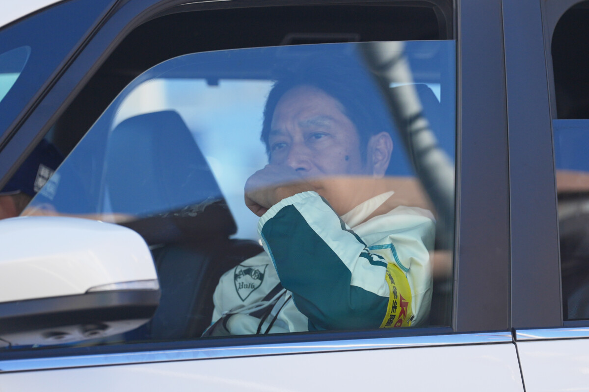 伴走車から声かけする青学大の原監督。黄金期を作りあげた（写真・アフロ）