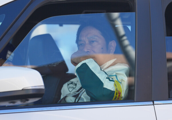 伴走車から声かけする青学大の原監督。黄金期を作りあげた（写真・アフロ）