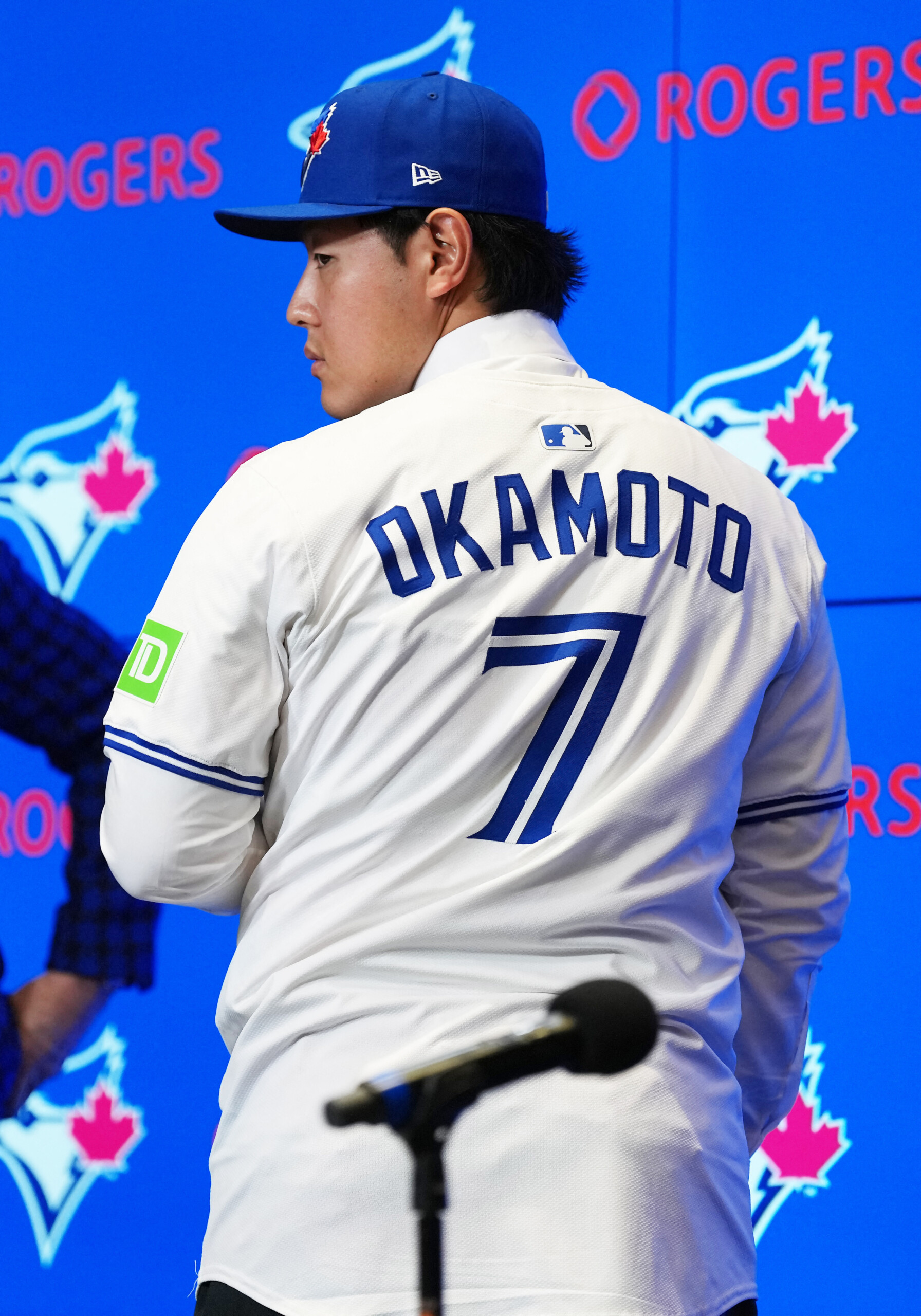 岡本和真がブルージェイズでも巨人時代と変わらぬ“マイペース入団会見