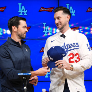 ドジャースがカイル・タッカーの入団会見を行った。左はブランドン・ゴームズGM（写真・AP/アフロ）