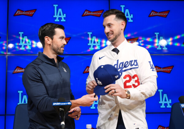 ドジャースがカイル・タッカーの入団会見を行った。左はブランドン・ゴームズGM（写真・AP/アフロ）