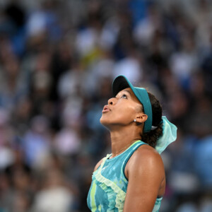 カモン騒動で揺れた大坂なおみが左脇腹を痛めて全豪を3回戦で棄権（写真・AAP/アフロ）