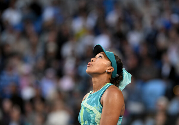 カモン騒動で揺れた大坂なおみが左脇腹を痛めて全豪を3回戦で棄権（写真・AAP/アフロ）