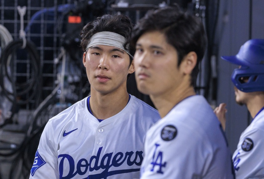 ドジャースのカイル・タッカー獲得の余波を受けることになりそうなキム・ヘソン（左）。韓国ファンは複雑な思いだ（写真：ZUMA Press/アフロ）