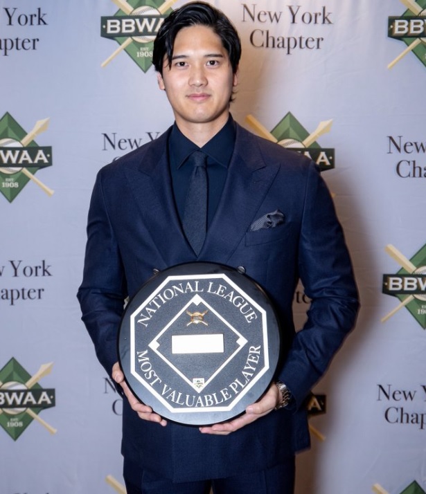 大谷翔平が全米野球記者協会のMVP表彰式と晩餐会に出席した（ドジャース公式Xより）