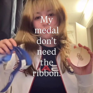 フィギュア団体金の米アリサ・リュウが留め金が壊れてクビにかけられなくなったメダルを報告（リュウのインスタより）