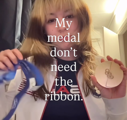 フィギュア団体金の米アリサ・リュウが留め金が壊れてクビにかけられなくなったメダルを報告（リュウのインスタより）