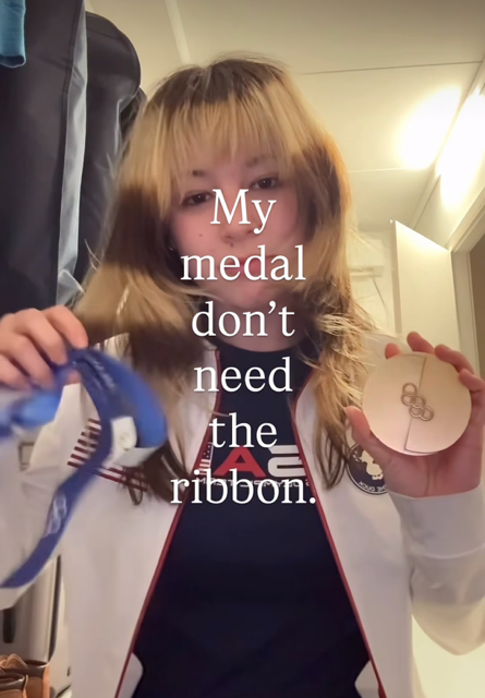 フィギュア団体金の米アリサ・リュウが留め金が壊れてクビにかけられなくなったメダルを報告（リュウのインスタより）