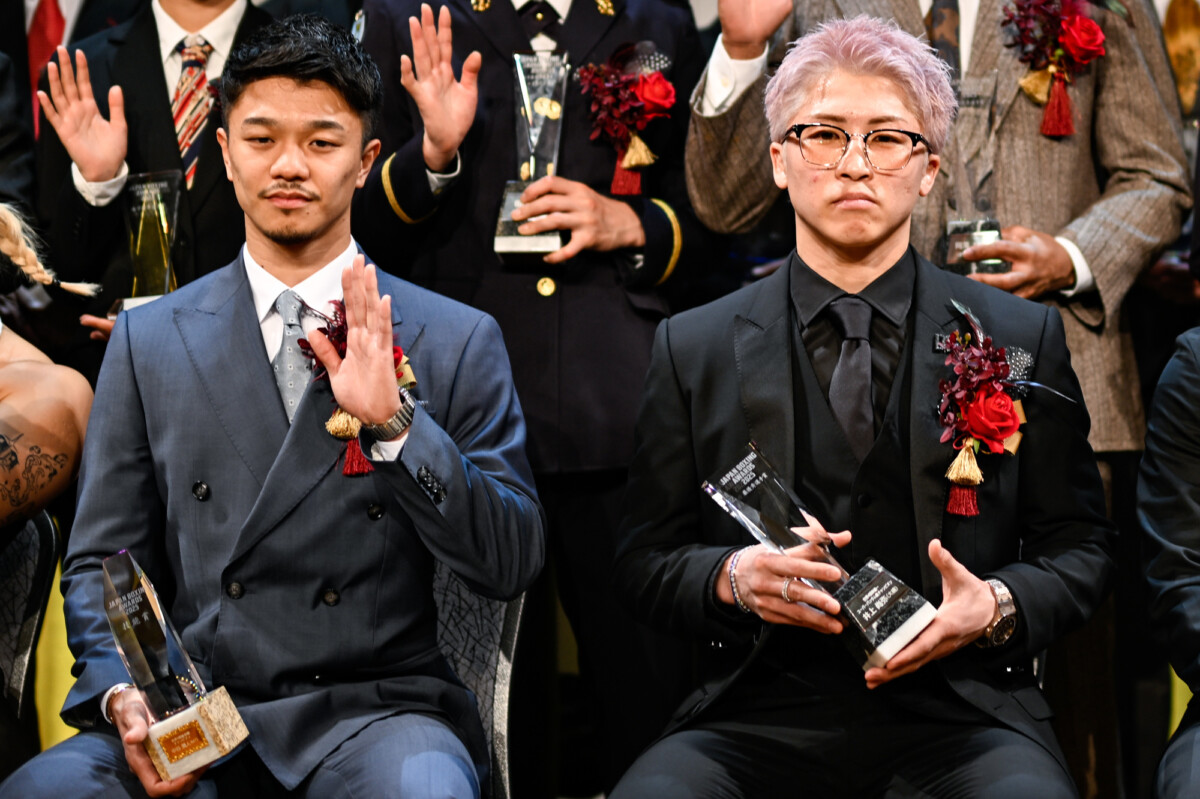 MVPの井上尚弥と優秀選手賞の中谷潤人は目を合わせず会話もせず（写真・山口裕朗）