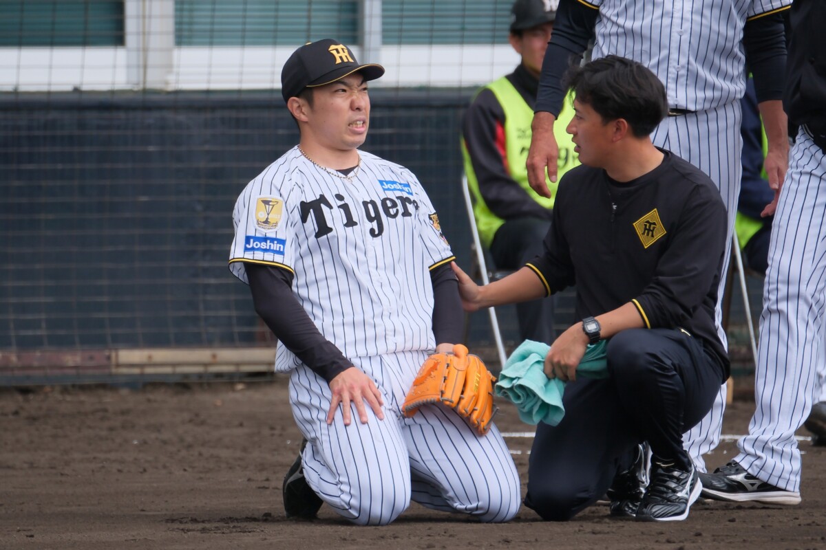 阪神の石井大智が激痛に顔をゆがめた（写真・黒田史夫）
