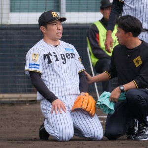 阪神の石井大智が激痛に顔をゆがめた（写真・黒田史夫）