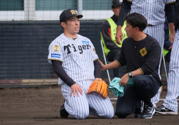 阪神の石井大智が激痛に顔をゆがめた（写真・黒田史夫）