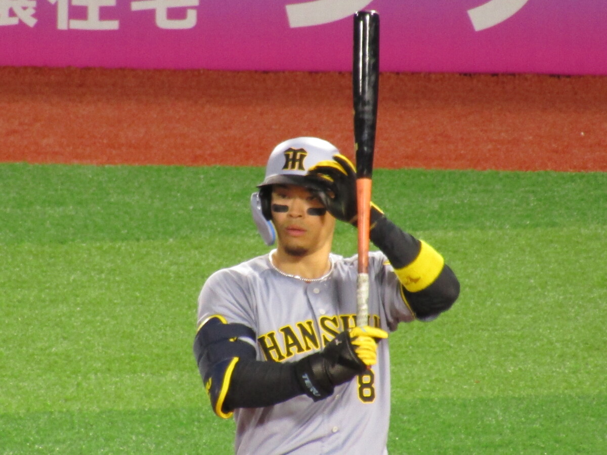 阪神の佐藤輝明がキャンプイン直前に総額5億円で契約更改を終えた