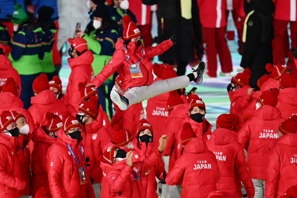 閉会式では“りくりゅうペア”がリフトで入場して盛り上げた（写真：松尾/アフロスポーツ）