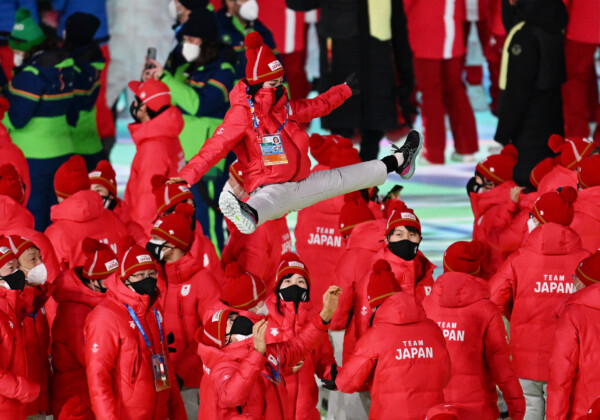 閉会式では“りくりゅうペア”がリフトで入場して盛り上げた（写真：松尾/アフロスポーツ）