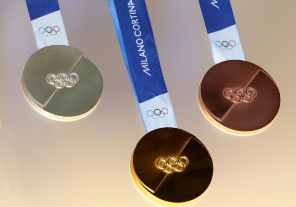 ミラノ・コルティナ冬季五輪のメダル（写真：REX/アフロ）
