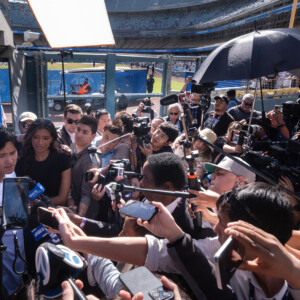 ファンへの感謝イベントで取材対応した大谷のもとに報道陣が殺到して現場は大混乱（写真・AP/アフロ）
