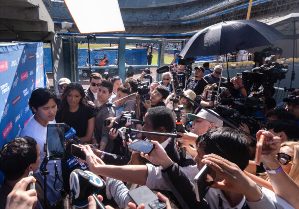ファンへの感謝イベントで取材対応した大谷のもとに報道陣が殺到して現場は大混乱（写真・AP/アフロ）
