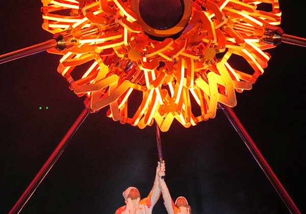 感動的な聖火点花のシーン。評価の高い開会式だったが残念なブーイングの場面も（写真：AP/アフロ）