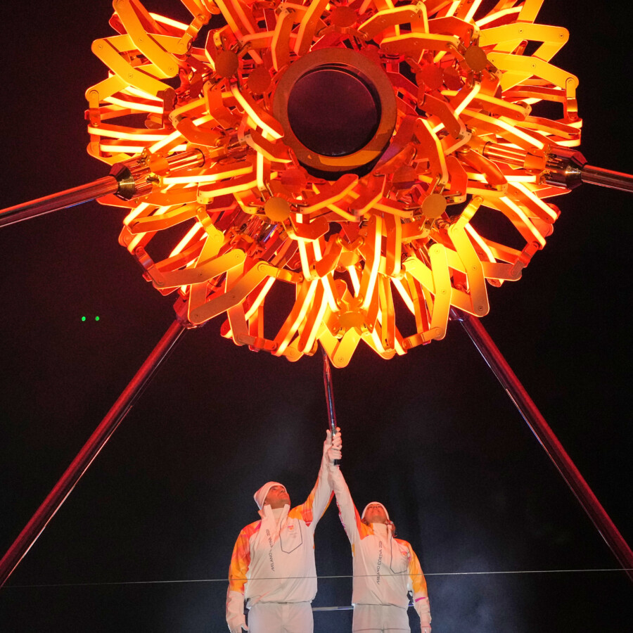 感動的な聖火点花のシーン。評価の高い開会式だったが残念なブーイングの場面も（写真：AP/アフロ）