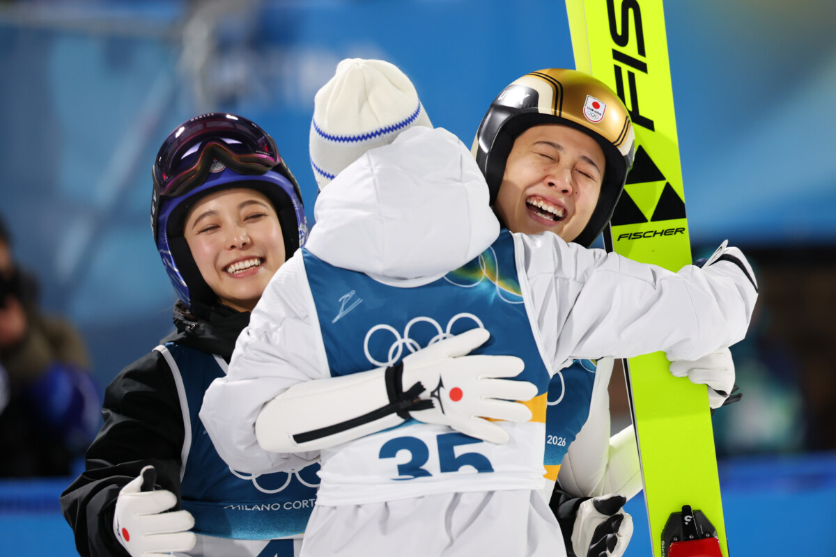 女子ノーマルヒルで銅メダルを獲得した丸山希（右）を高梨沙羅ら日本のメンバーが祝福した（写真：長田洋平/アフロスポーツ）