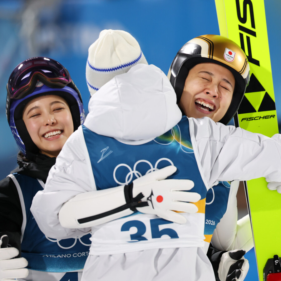 女子ノーマルヒルで銅メダルを獲得した丸山希（右）を高梨沙羅ら日本のメンバーが祝福した（写真：長田洋平/アフロスポーツ）